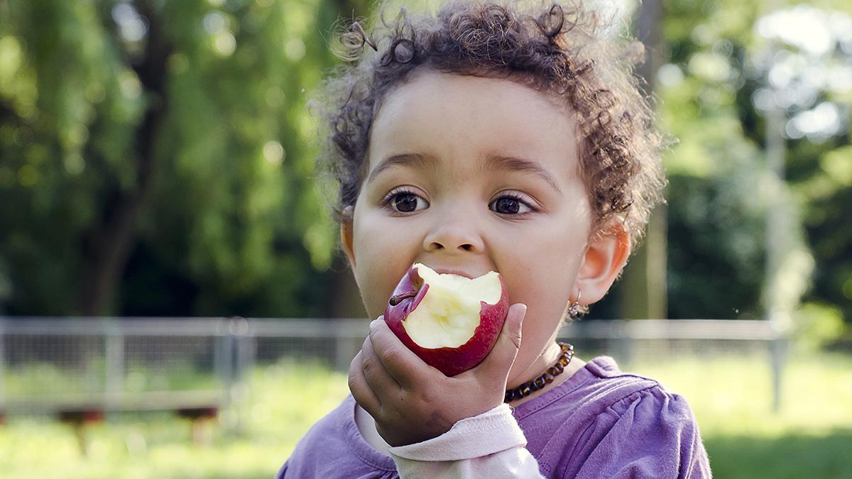 kid eating an apple