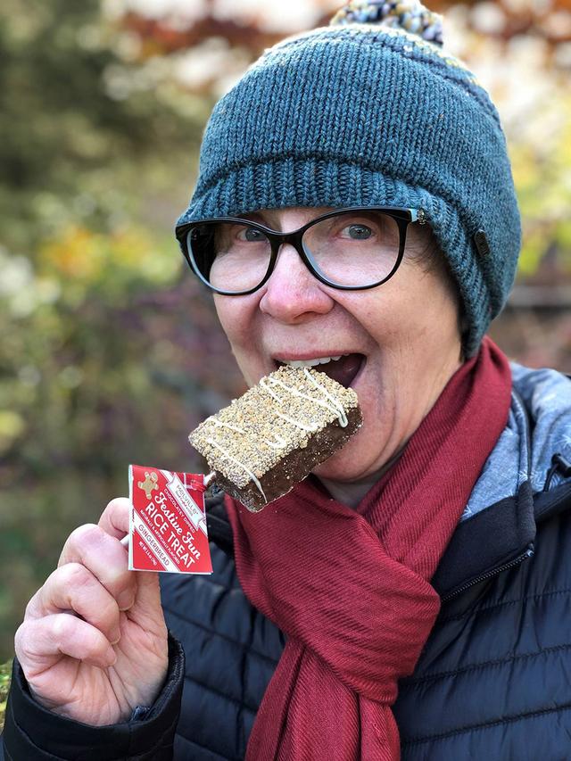 Photo of Janet Evanovich eating a gingerbread pop
