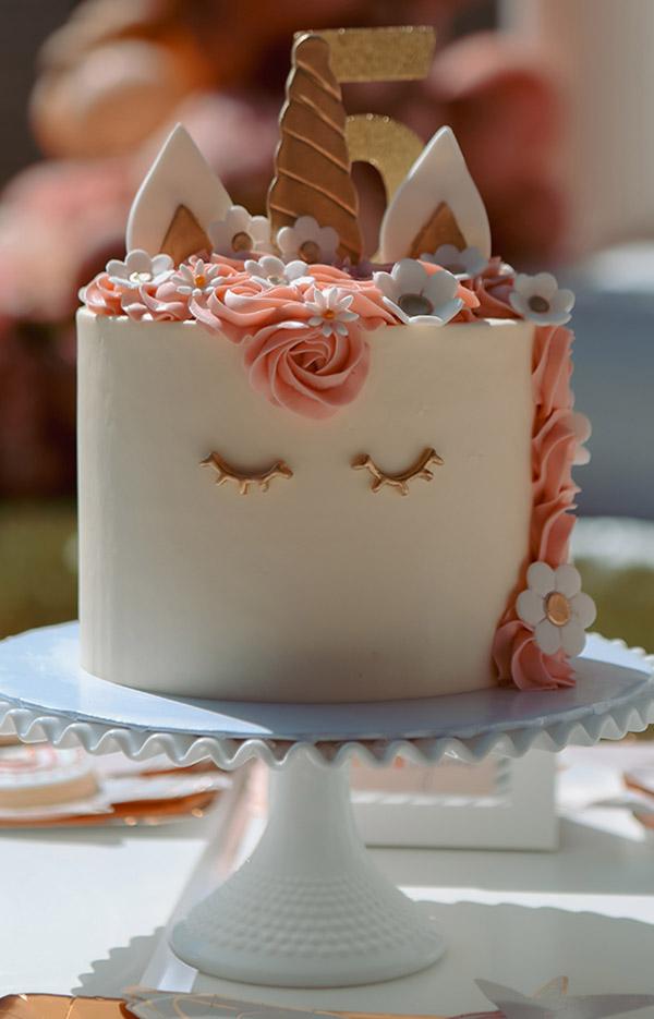 a photo of a unicorn birthday party: unicorn cake