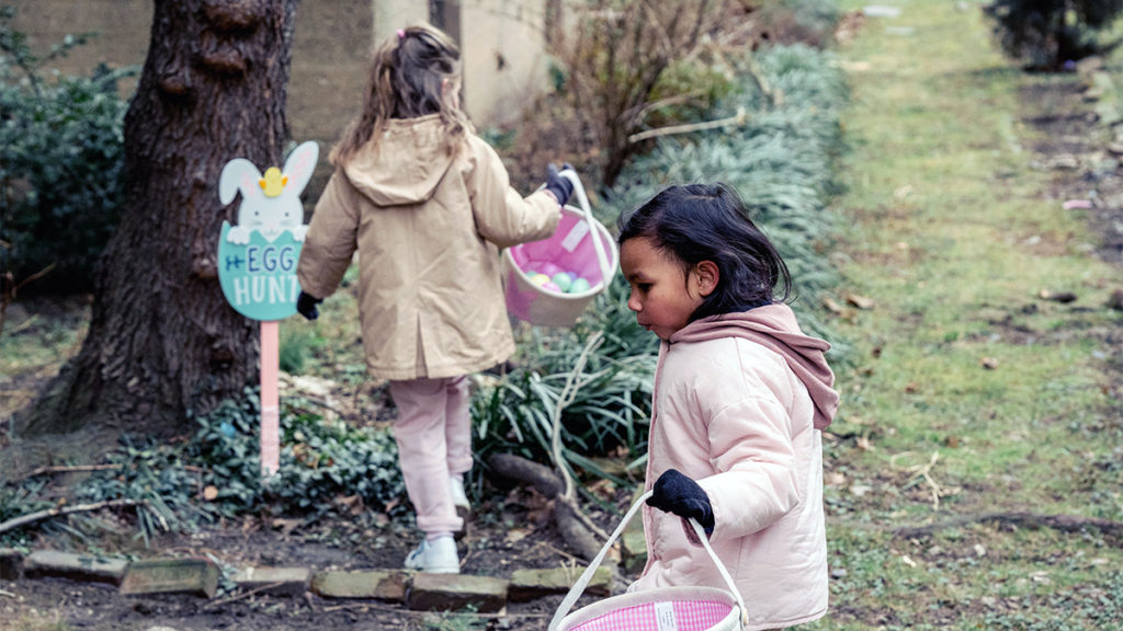 lunchbox surprises with kids on a scavenger hunt