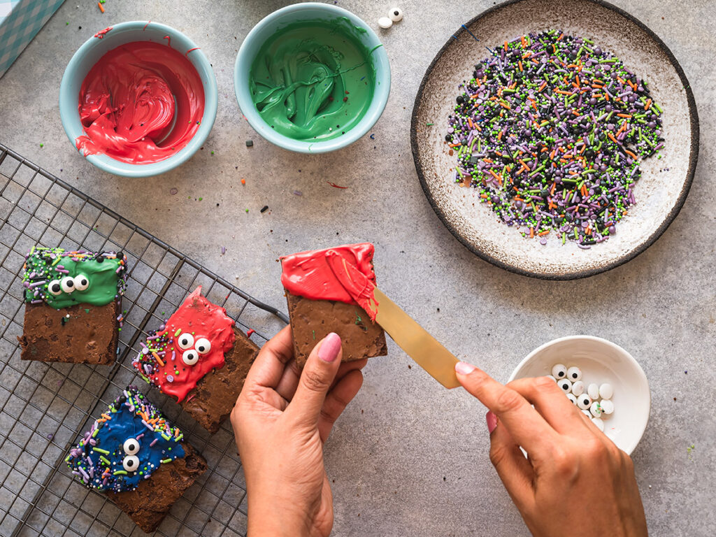 easy halloween treats spreading frosting