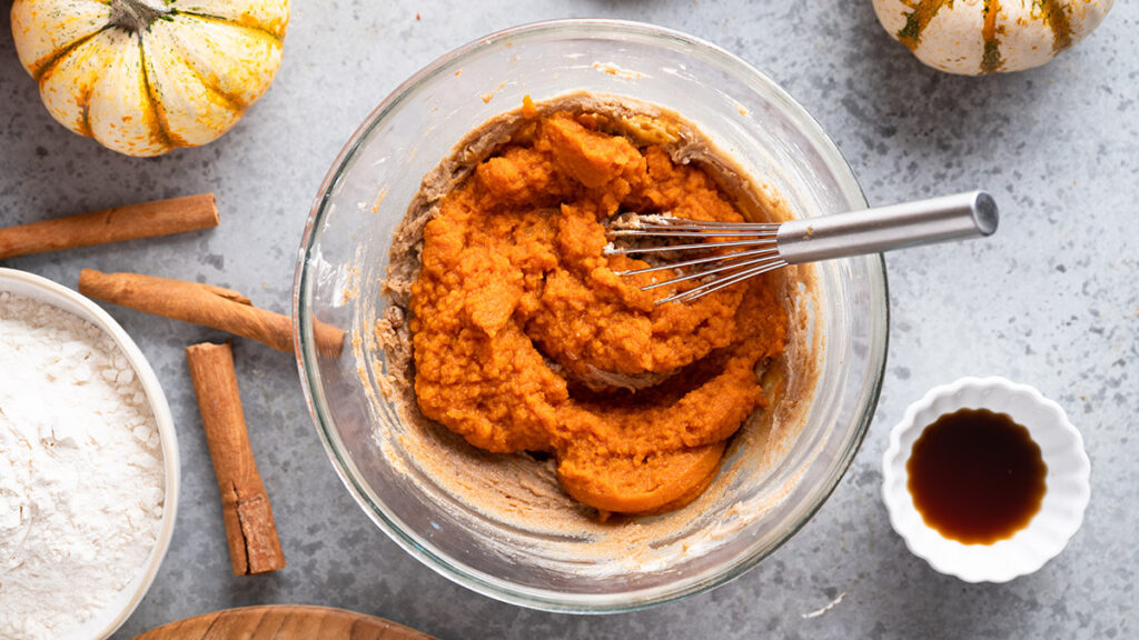 pumpkin cupcakes with cinnamon buttercream batter